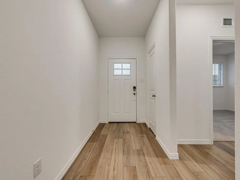917 Dustwood Dr — Photo 3