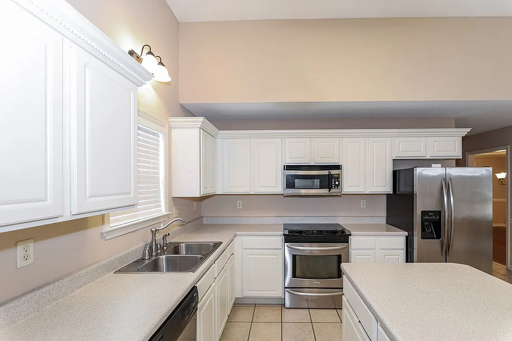 4 bed, 3.0 bath, 2466 sqft, $2,410 — Photo 4