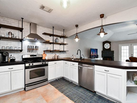 4th image of 815 Hinsdale