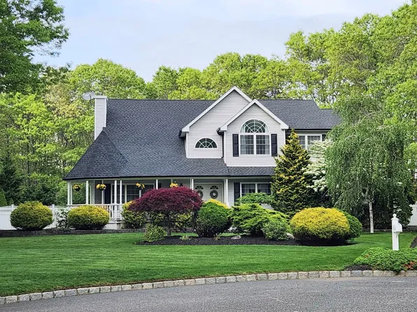 9 Palace Court, Manorville, NY 11949