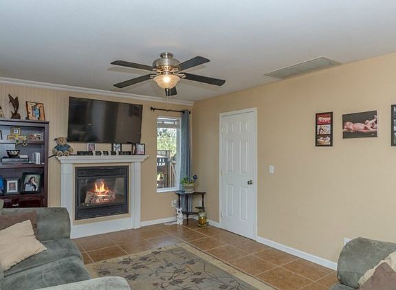 A great neutral palette with clean and crisp whit millwork. Uti