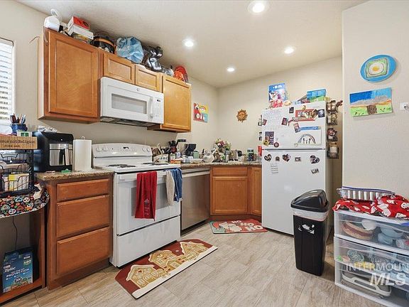 4th image of 229 Hudson Ave