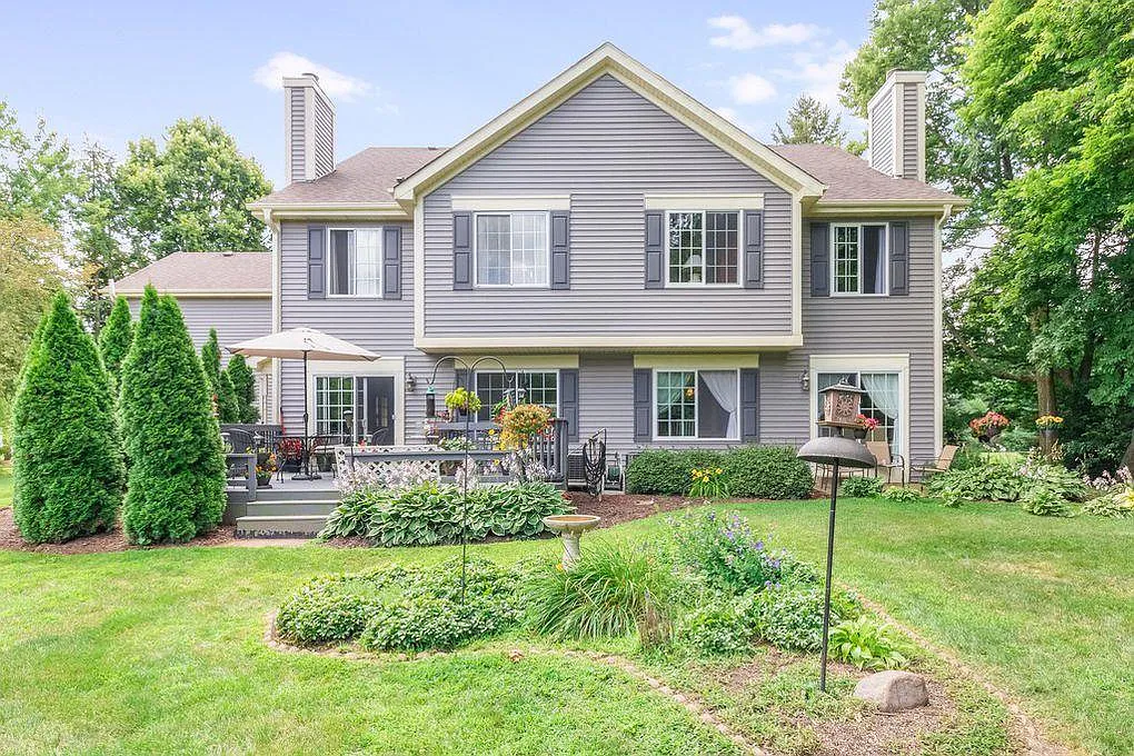 924 Surrey Ln photo 1