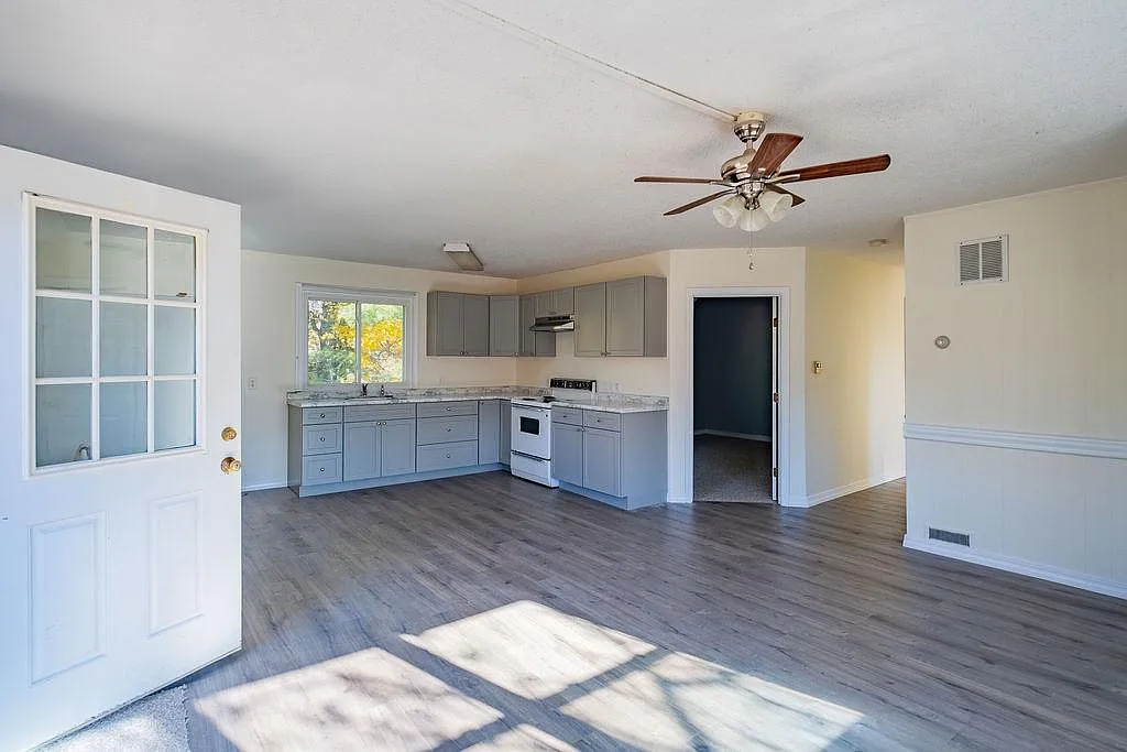 2 bed, 785 sqft, $1,795 — Photo 3
