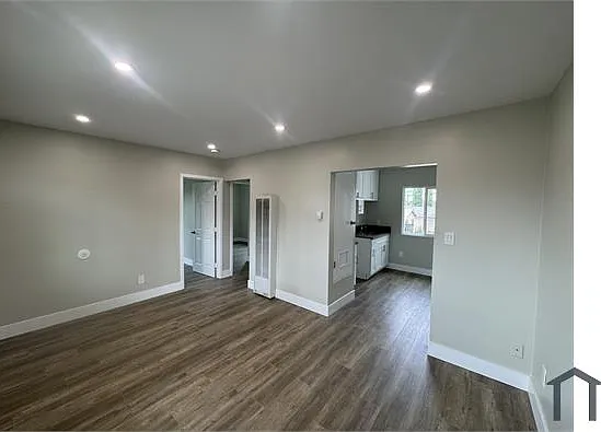 9205 S San Pedro St #5 — Photo 4