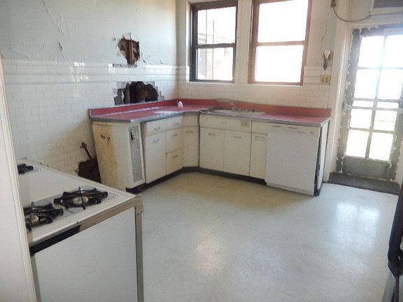 3rd image of 6901 S Oglesby Ave APT 11D