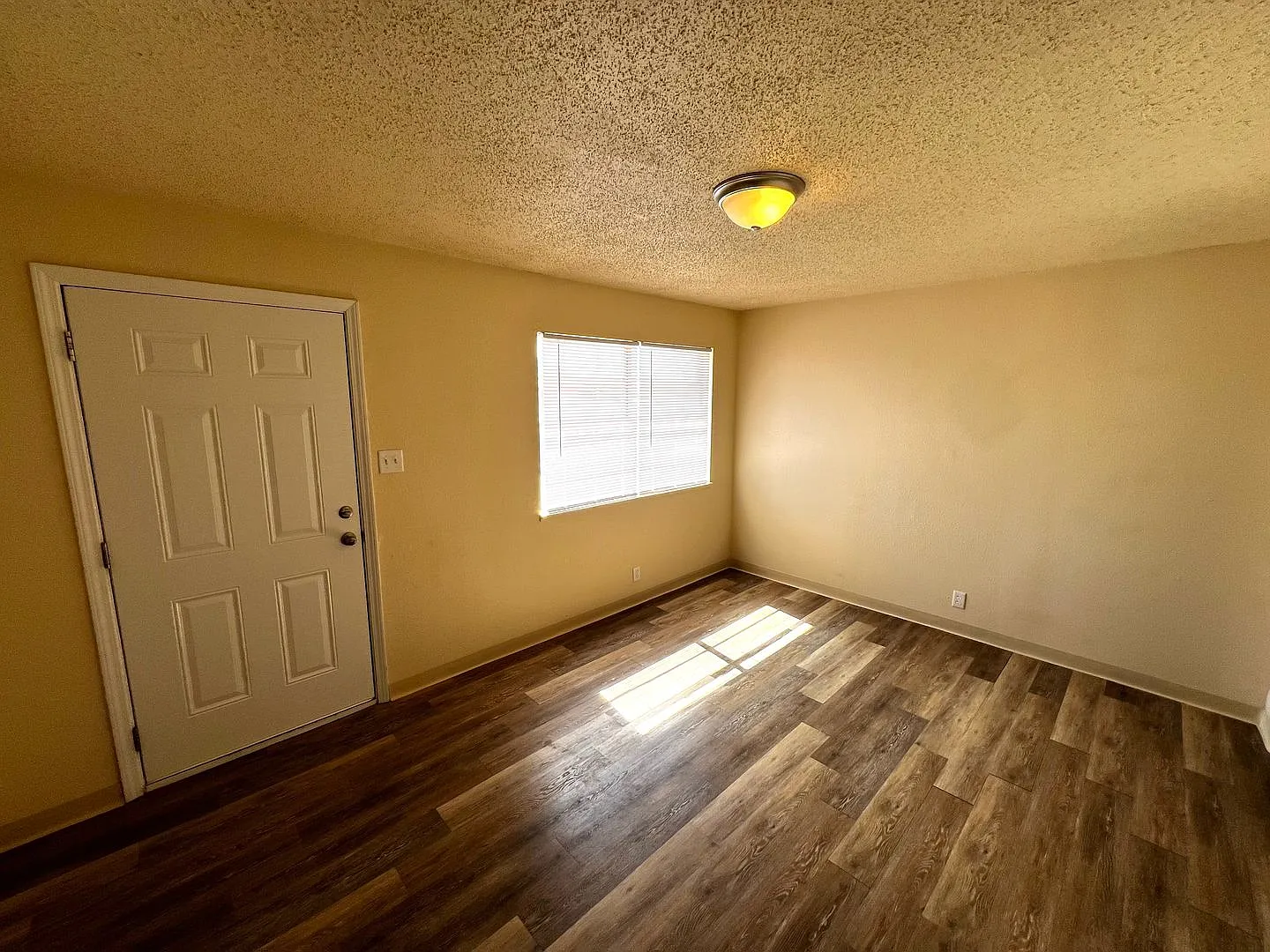 1550 Arizona — Photo 3