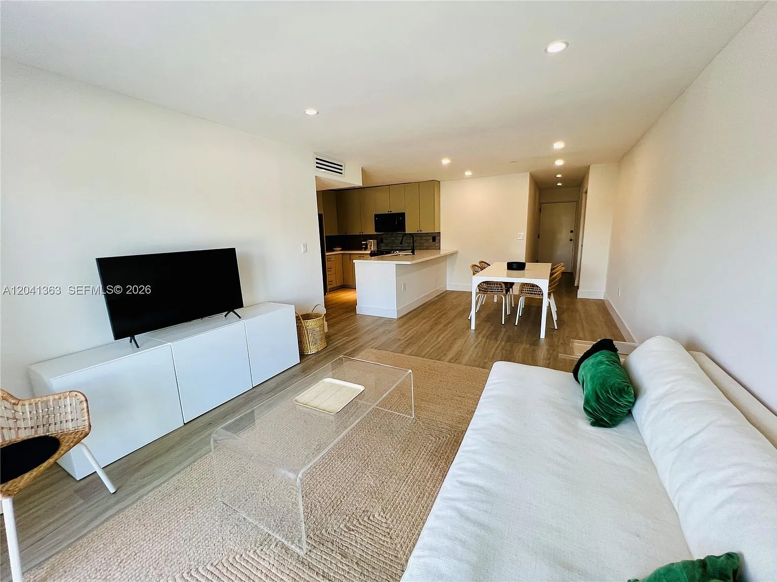 1900 Meridian Ave Condo — Photo 3