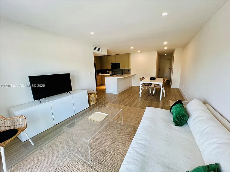 1900 Meridian Ave #306 — Photo 3