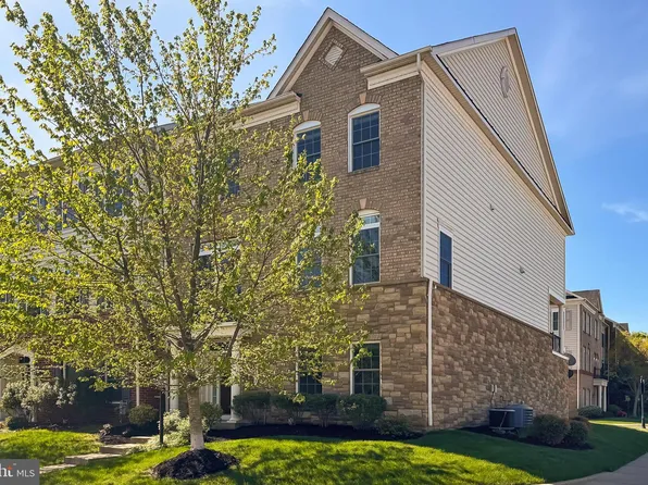 42525 Pine Forest Dr, Chantilly, VA 20152