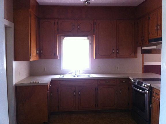 3rd image of 824 E Market St