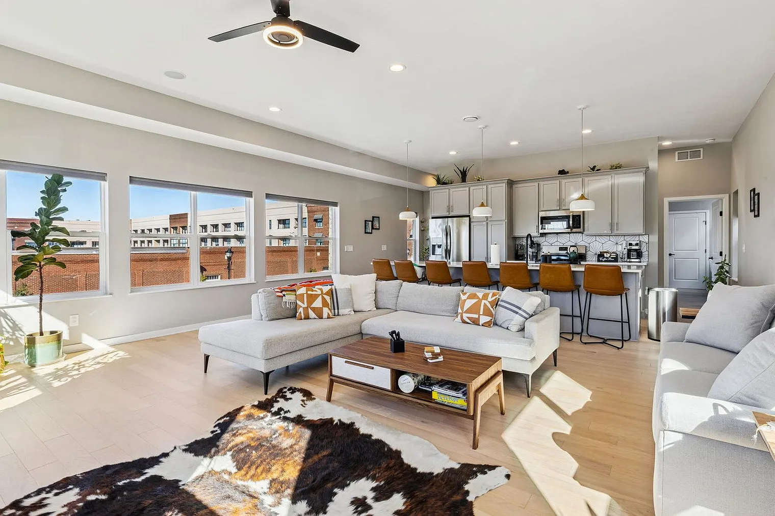 3 bed, 2.0 bath, 2217 sqft, $5,624 — Photo 3