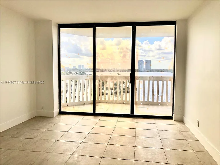 1000 W Island Blvd #712 — Photo 17