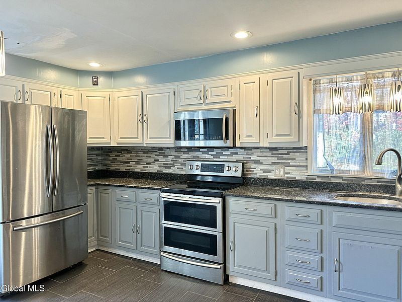 4th image of 135 Western Parkway