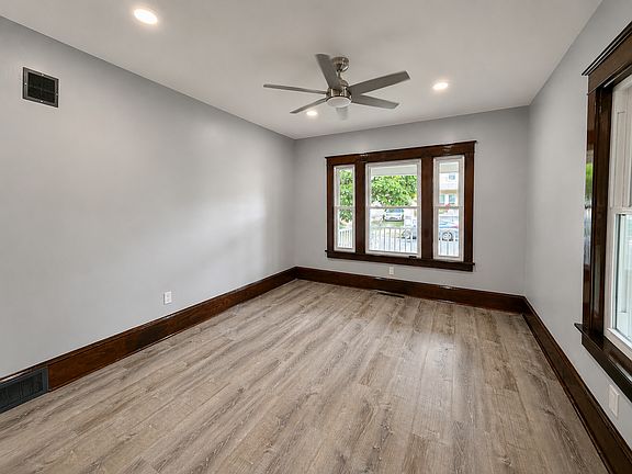 5th image of 832 Thomas St #834