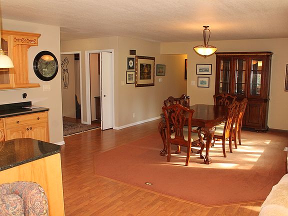 5th image of 399 Emerald Dr