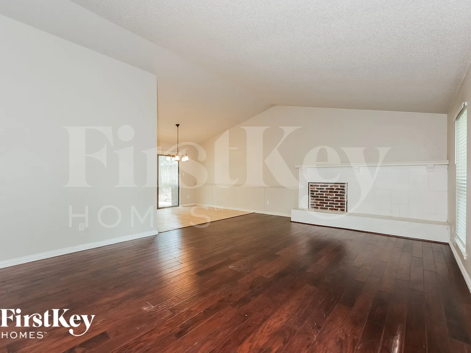 3 bed, 2.0 bath, 1523 sqft, $2,215 — Photo 2