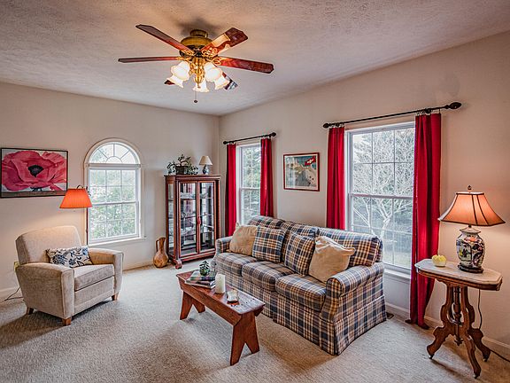 4th image of 40 Dalewood Dr