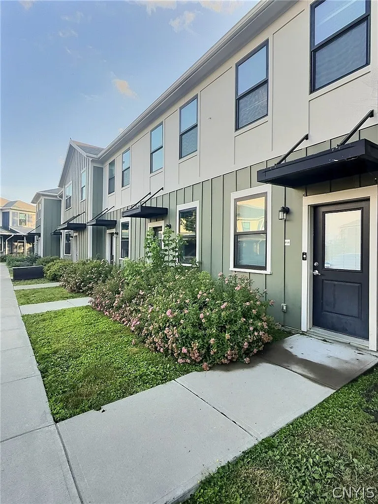 3 bed, 3.0 bath, 1050 sqft, $2,995 — Photo 2