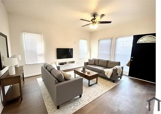 1252 E 25th St #-