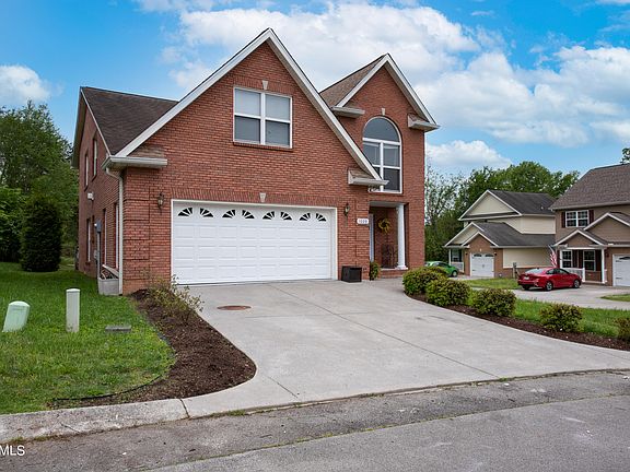 2nd image of 1028 Lennox Cir