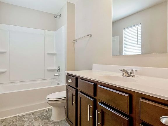 3rd image of 1001 Park View Dr