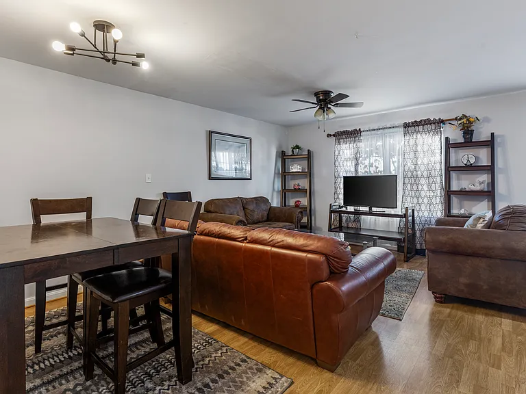 22950 Regent Ter — Photo 3