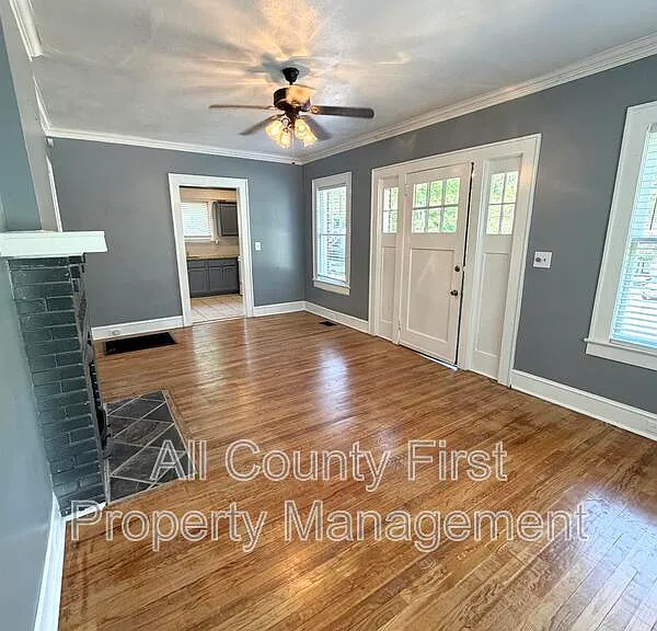 980 Woodland Ave SE — Photo 3