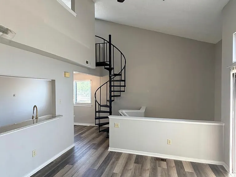 2202 Sandra Rd — Photo 7