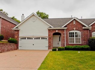 8907 Hilltop Manor Dr, Saint Louis, MO 63132