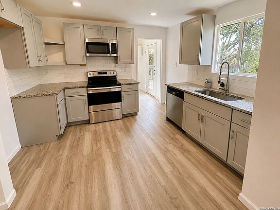 4th image of 1668 Lakeview