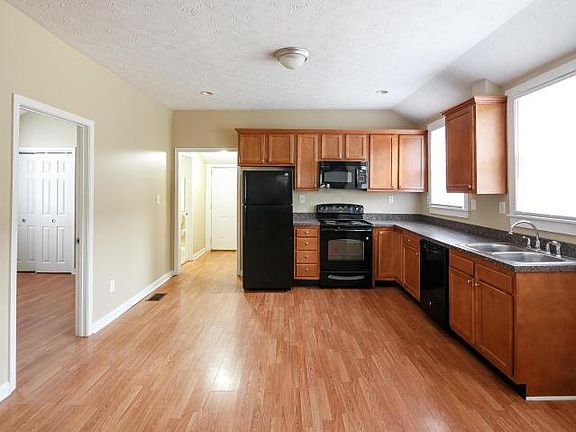 4th image of 639 Lynn St
