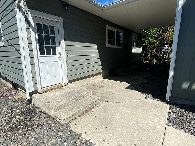 5 bedroom, 2 bath House-Cheney! Right on campus!! — Photo 4