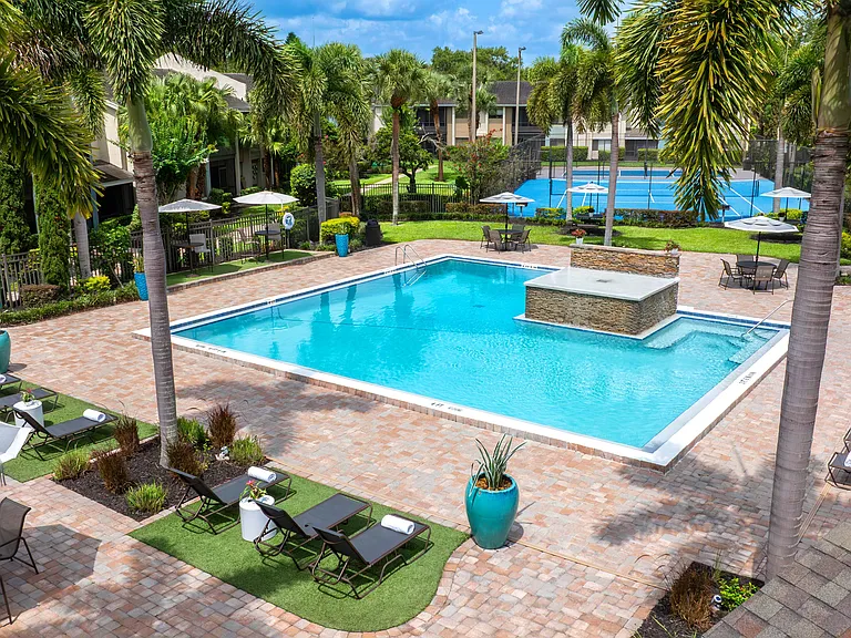 Cool off in style at Harper Grand, where our expansive pool area features a stunning water feature, shaded outdoor dining, and plush loungers.