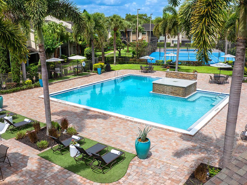 Cool off in style at Harper Grand, where our expansive pool area features a stunning water feature, shaded outdoor dining, and plush loungers.