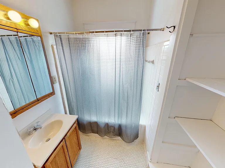 2518 N Farwell Ave — Photo 10