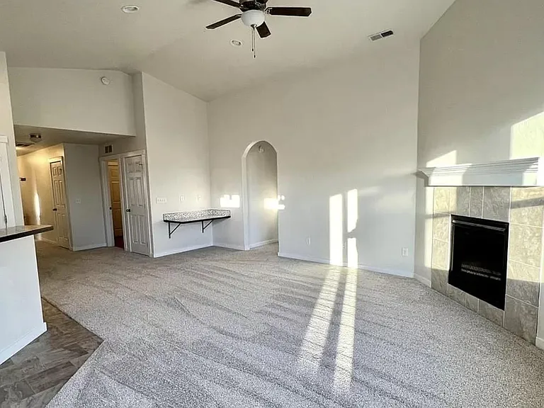 715 SW Huebert St — Photo 3