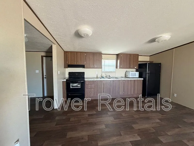 3 bed, 2.0 bath, 1232 sqft, $2,000 — Photo 3