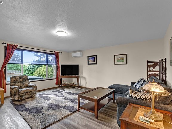 4th image of 600 Queens Ct