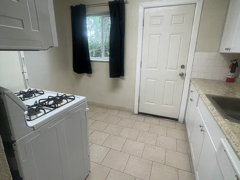 1440 Clinton St — Photo 9