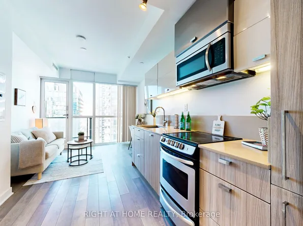 290 Adelaide St W #3603, Toronto, ON M5V 1N1