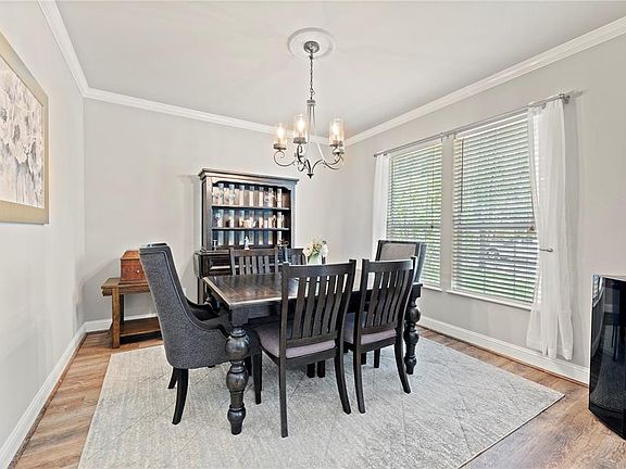 4th image of 402 Silver Creek Cir