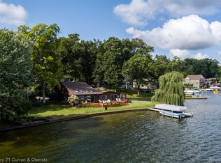 8326 Peninsular Dr, Fenton, MI