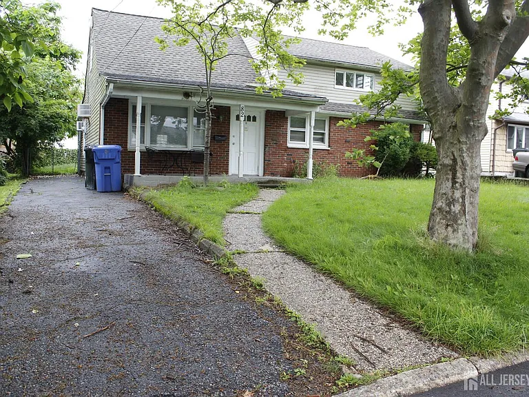 82 Washington Ave — Photo 2