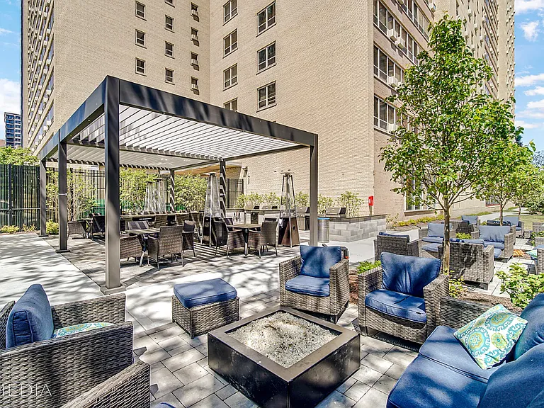 Pic 2 of 2 Fully furnished patio with grills and covered seating