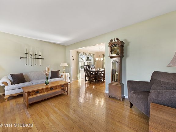 3rd image of 8 Saint Ives Ln