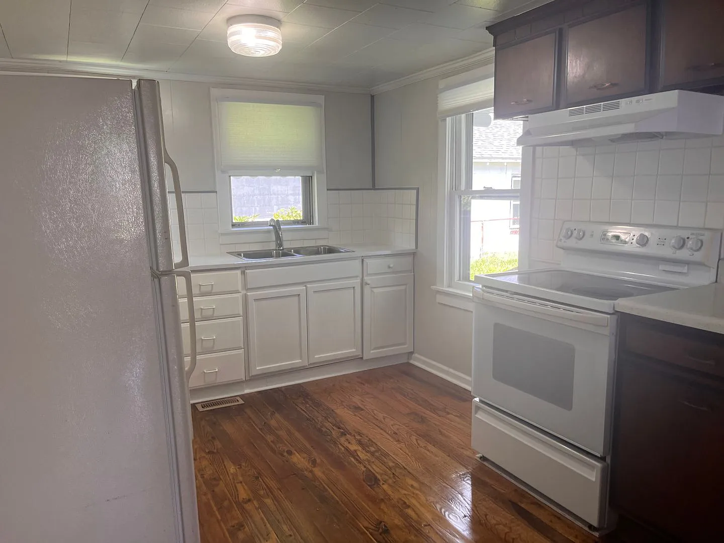 2 bedroom home in Historic Downtown Walking District of Morehead City with fenced in yard — Photo 3