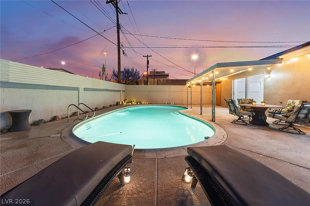 4 bed, 2.0 bath, 1827 sqft, $2,890 — Photo 2