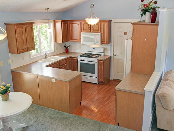 2nd image of 2539 Orchard View Dr NE