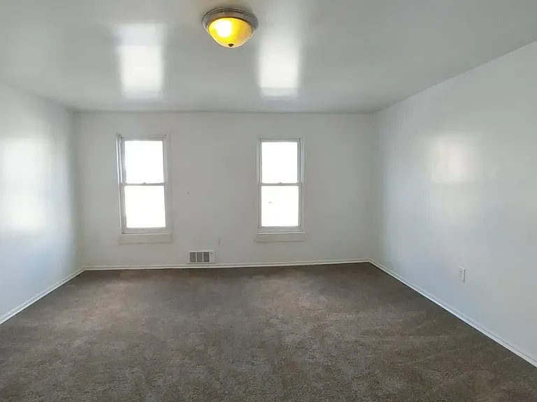 562-564 W Market St #A — Photo 12
